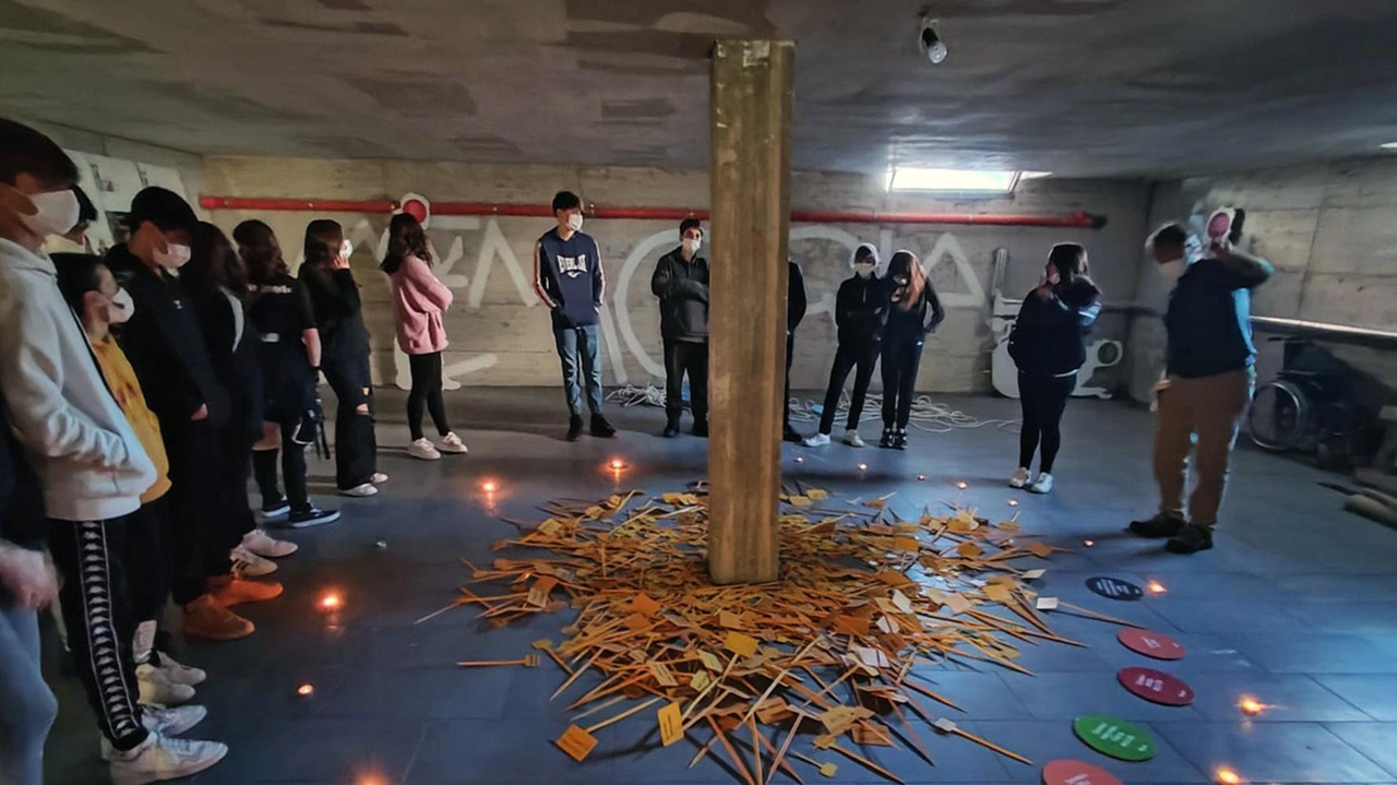 Nel seminterrato del palazzo recuperato a Giussano si tengono lezioni di legalità e antimafia con gli studenti brianzoli Nel seminterrato del palazzo recuperato a Giussano si tengono lezioni di legalità e antimafia con gli studenti brianzoli