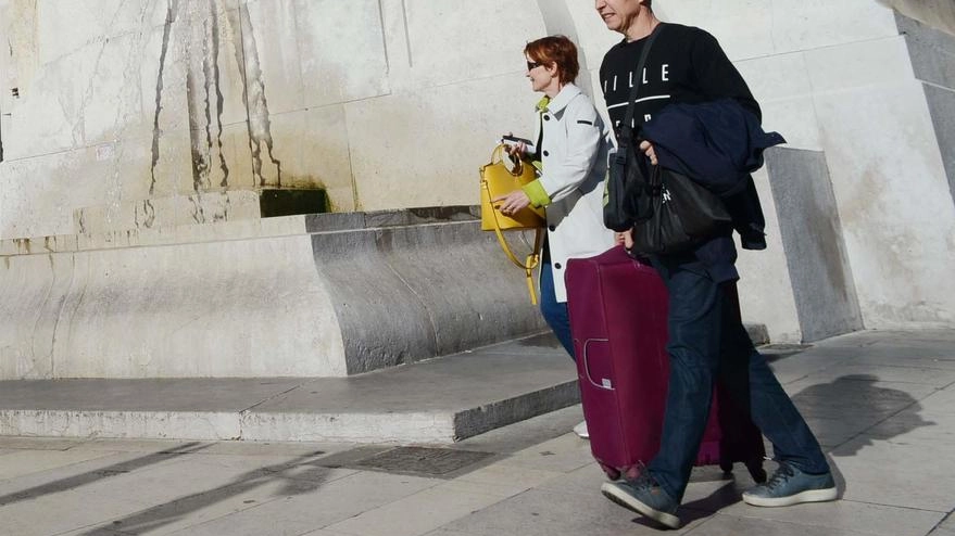Turista finlandese derubato del telefono a Milano, vittima di tentativo di estorsione. Polizia arresta due complici senza fissa dimora. Turista finlandese derubato del telefono a Milano, vittima di tentativo di estorsione. Polizia arresta due complici senza fissa dimora.