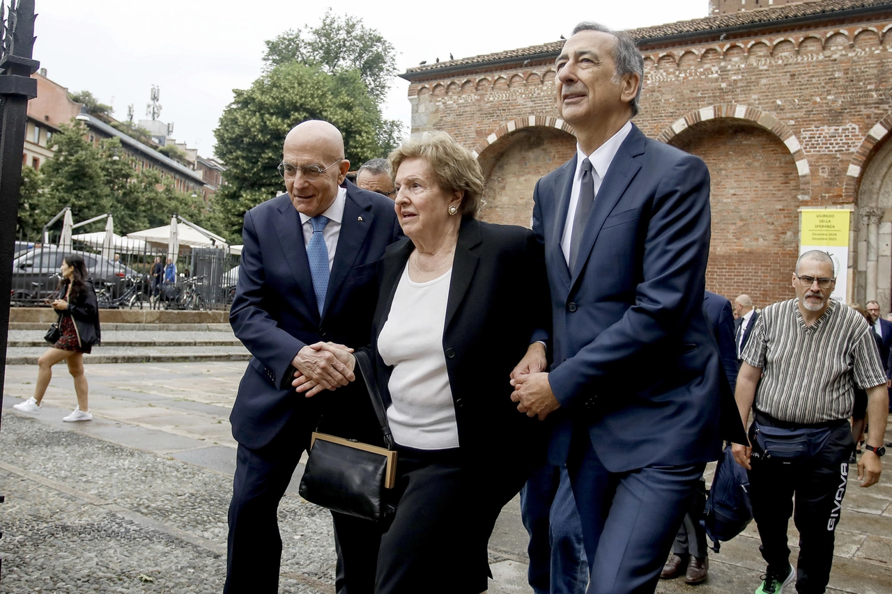 Gabriele Albertini e Giuseppe Sala accompagnano Ivana, moglie dell'ex presidente dell'Inter Ernesto Pellegrini, al termine del funerale