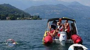Con nove ore di nuoto, l’atleta britannico Neil Gilson ha portato a termine la traversata a nuoto del Lago Ceresio,... Con nove ore di nuoto, l’atleta britannico Neil Gilson ha portato a termine la traversata a nuoto del Lago Ceresio,...