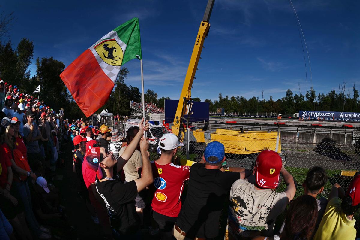 Gran Premio d’Italia, l’arrivo dei piloti tra tifosi a caccia di autografi e selfie