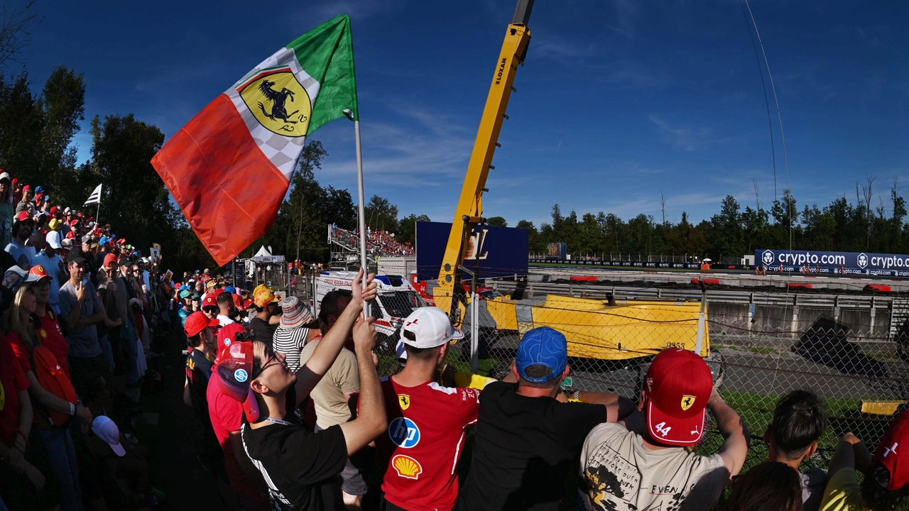 Tifosi della Ferrari all'autodromo di Monza