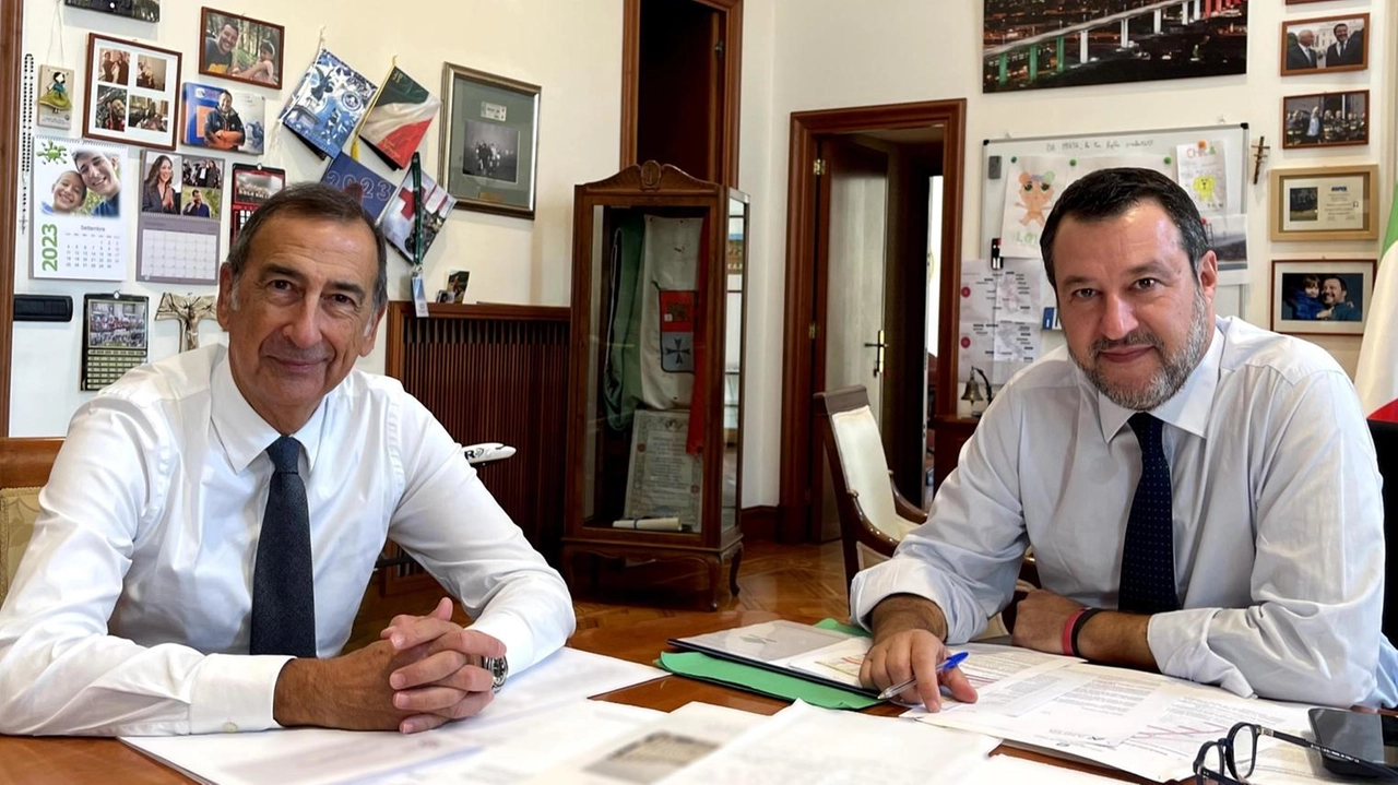 Scontro a distanza tra il ministro delle Infrastrutture e dei Trasporti e leader della Lega, Matteo Salvini, e il sindaco... Scontro a distanza tra il ministro delle Infrastrutture e dei Trasporti e leader della Lega, Matteo Salvini, e il sindaco...