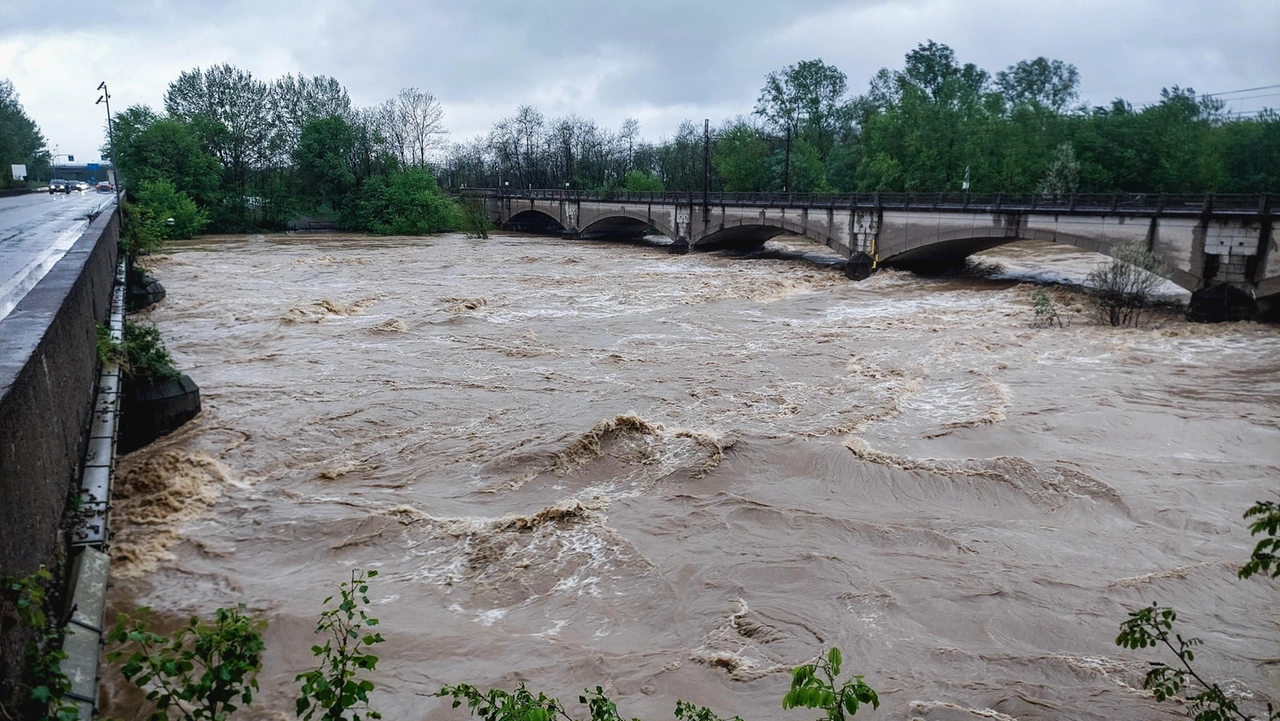 Maltempo in Piemonte, torrente Orco in piena a Chivasso