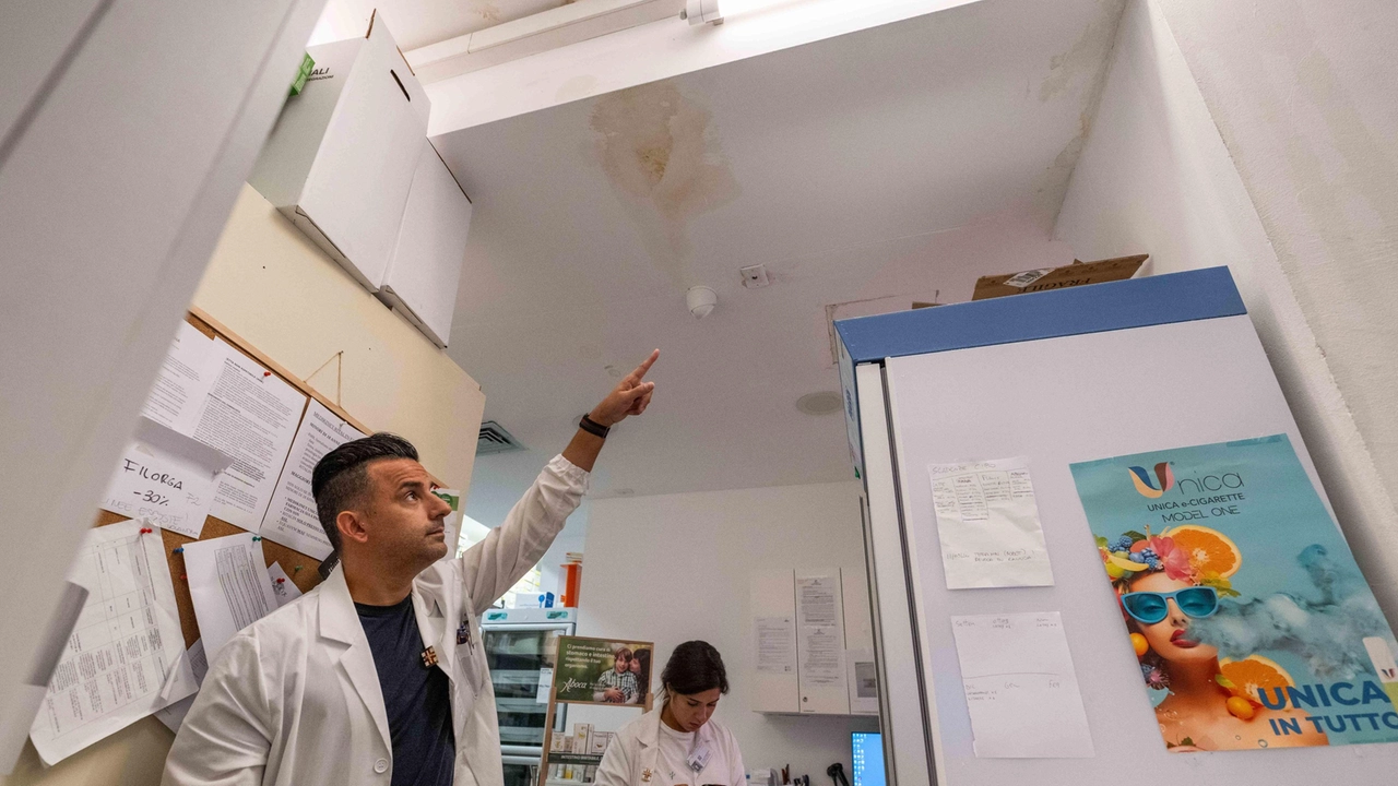 Daniele Morrone, responsabile della farmacia di via Boifava, indica i punti delle infiltrazioni d’acqua Daniele Morrone, responsabile della farmacia di via Boifava, indica i punti delle infiltrazioni d’acqua