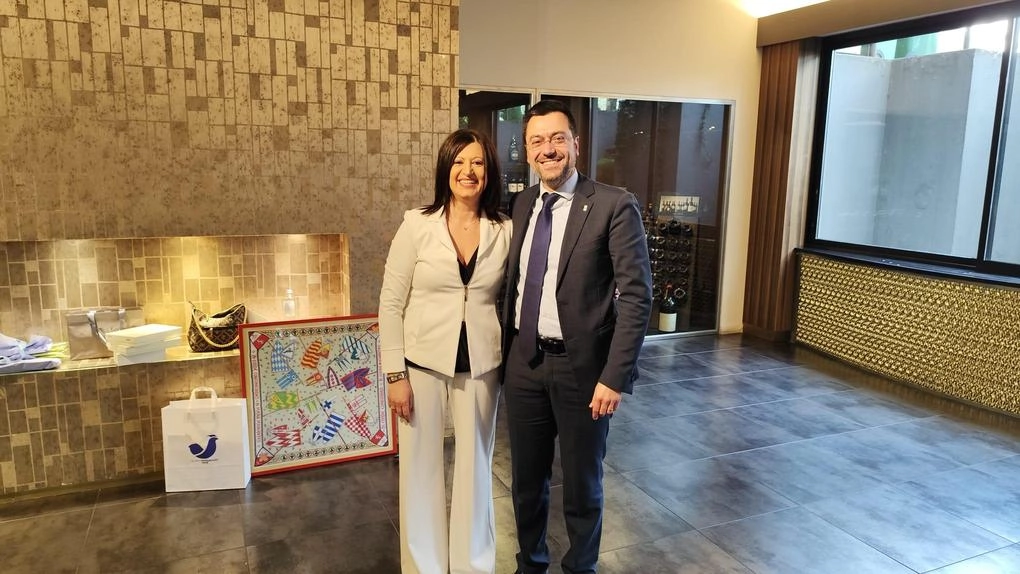 Il vicequestore Ilenia Romano insieme al sindaco Lorenzo Radice al saluto istituzionale in Villa Jucker
