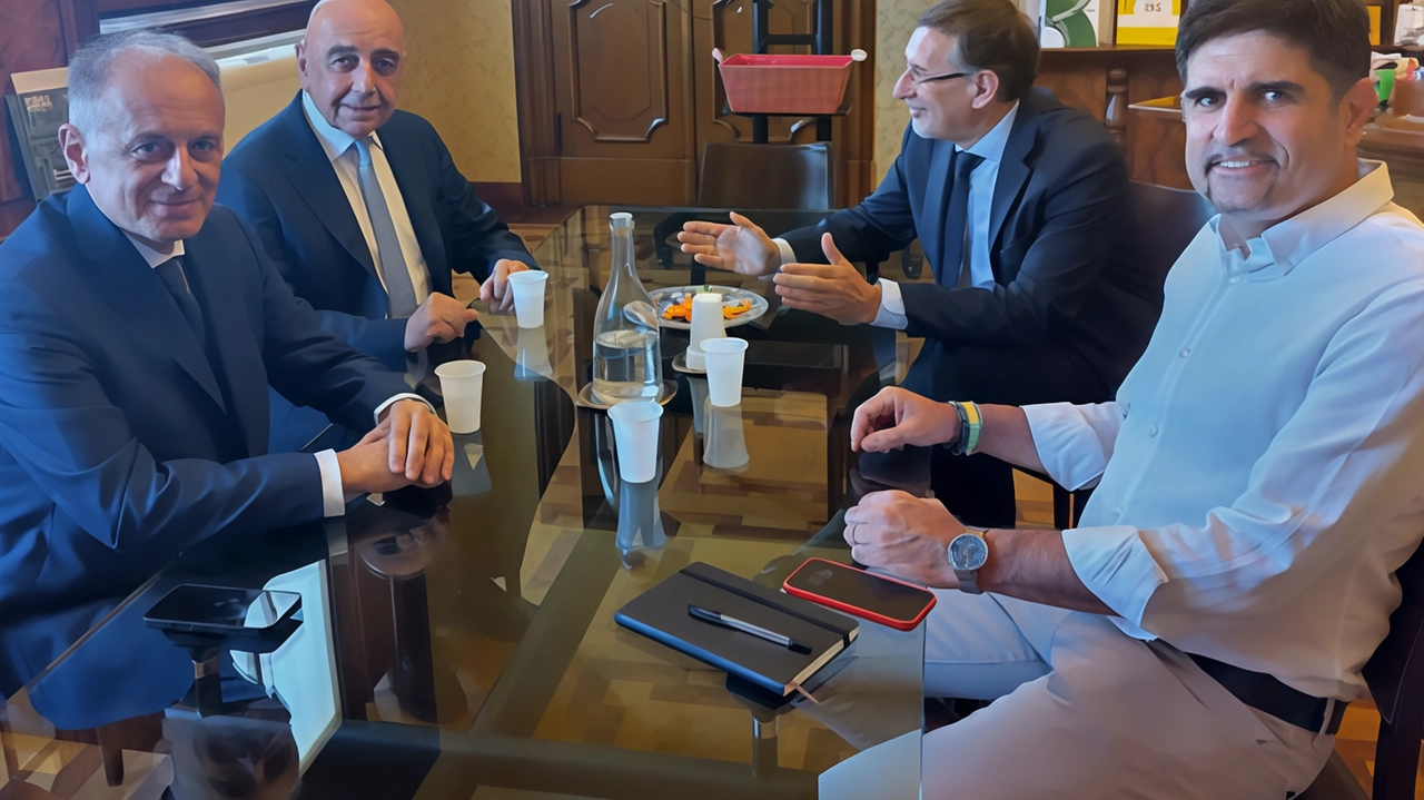 Dopo il passaggio di proprietà, Galliani e Pellegrino hanno incontrato il sindaco Pilotto e il vice Longoni Dopo il passaggio di proprietà, Galliani e Pellegrino hanno incontrato il sindaco Pilotto e il vice Longoni