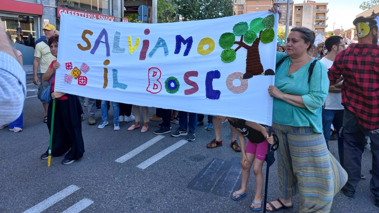 La marcia è partita alle 16,30 da piazza Giovanni XXIII, il piazzale della Stazione La marcia è partita alle 16,30 da piazza Giovanni XXIII, il piazzale della Stazione