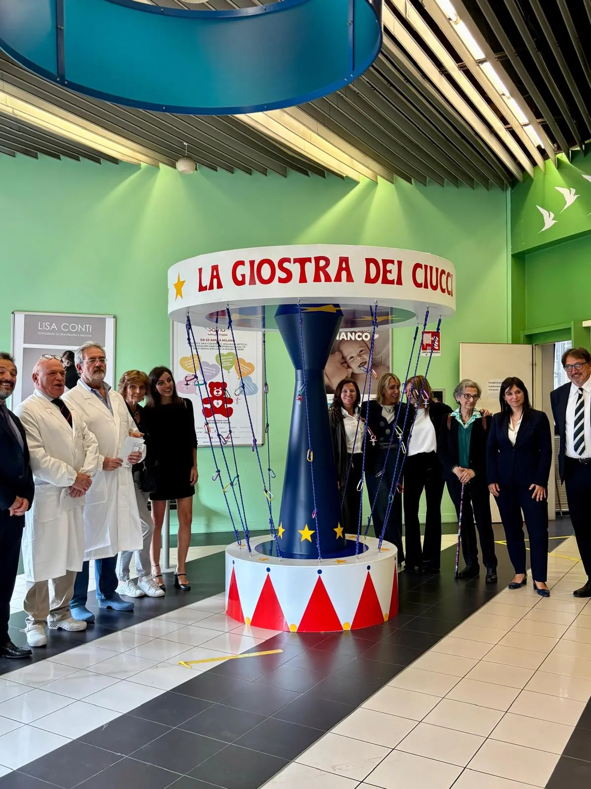 All’ospedale Buzzi di Milano arriva la giostra per aiutare i bimbi ad abbandonare ciucci e biberon