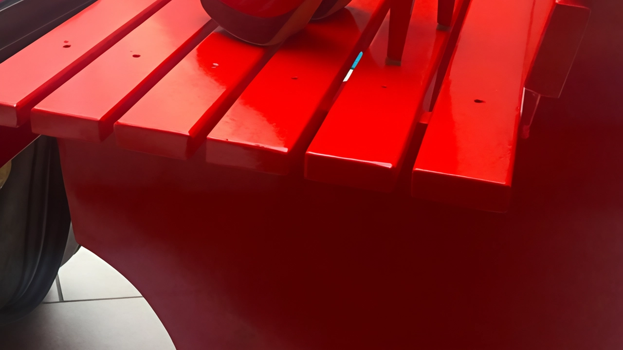 Una panchina rossa contro le violenze Una panchina rossa contro le violenze