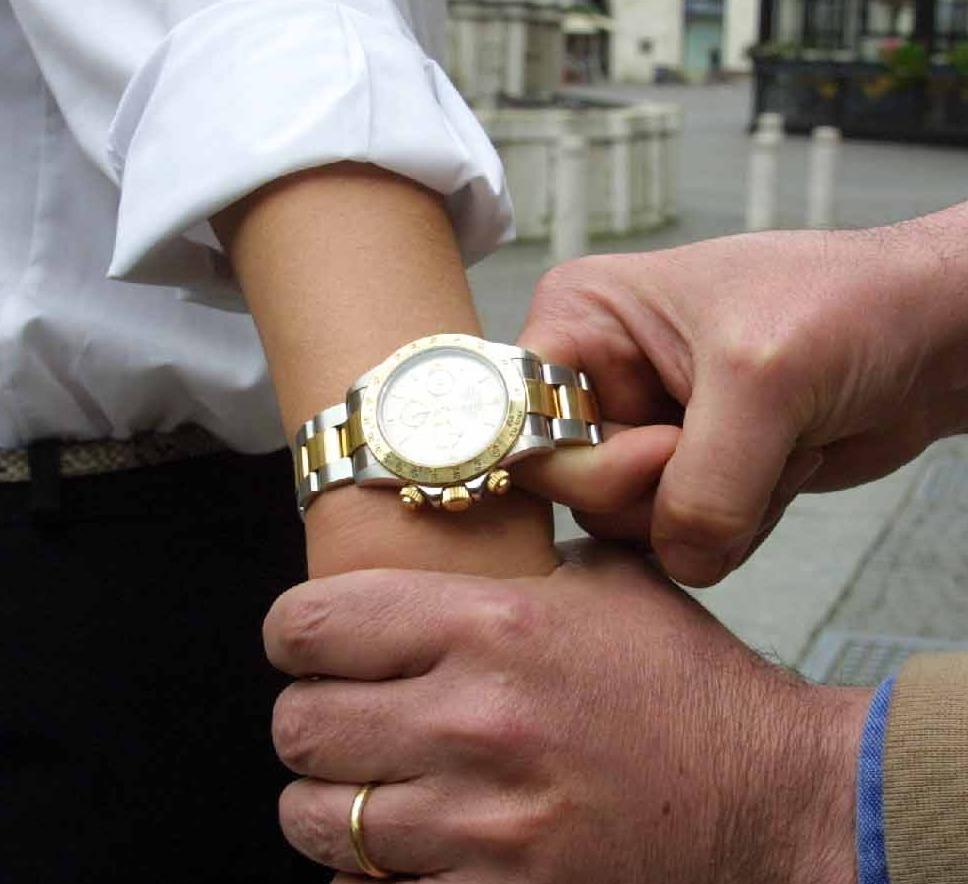 rapinato dell orologio da 7mila euro la vittima minacciata da un un gruppo di una decina di persone