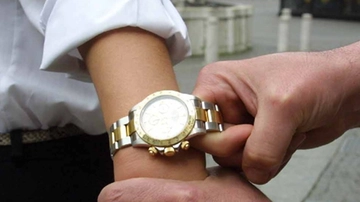 Rapinato dell'orologio da 7mila euro: la vittima minacciata da un un gruppo di una decina di persone