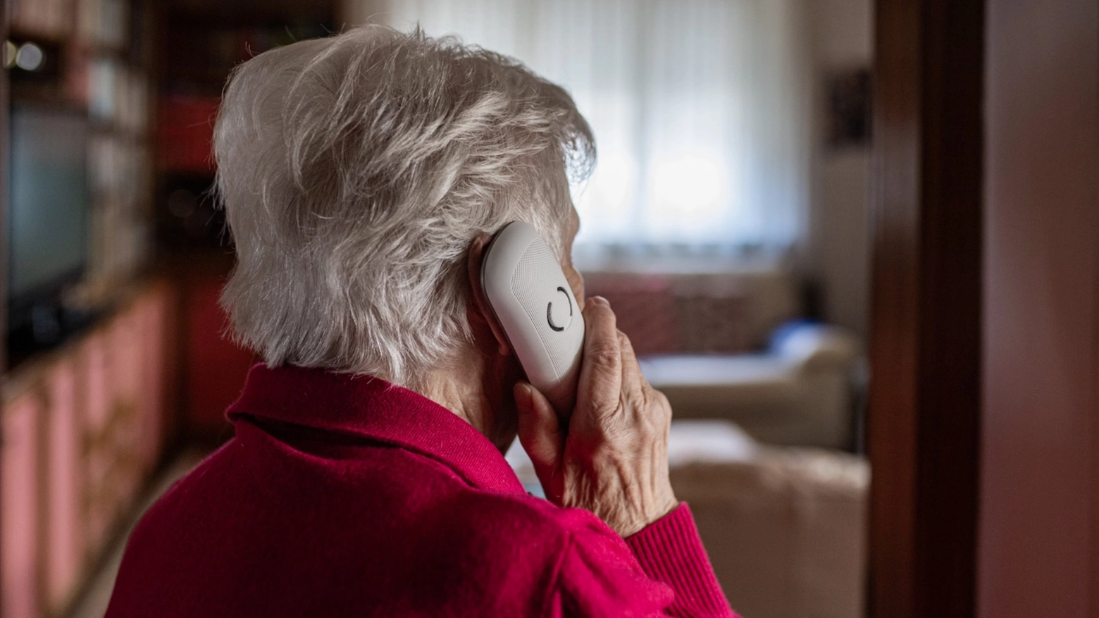 Aumentano le truffe agli anziani, soprattutto quelle telefoniche