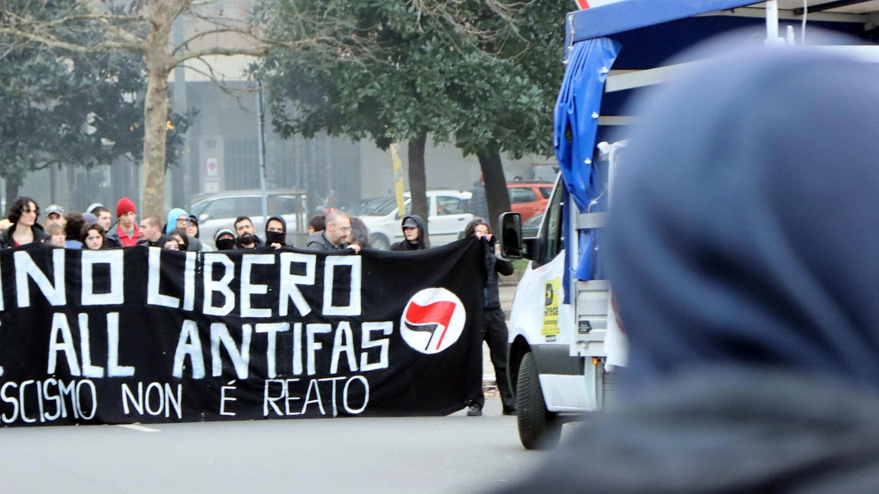 Manifestazione con 150 attivisti per dare solidarietà ai reclusi "Gino e Maja"