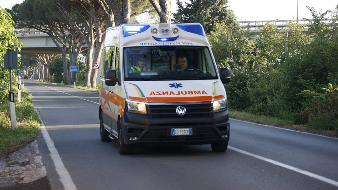 Sul posto è intervenuta l'ambulanza (Archivio) Sul posto è intervenuta l'ambulanza (Archivio)