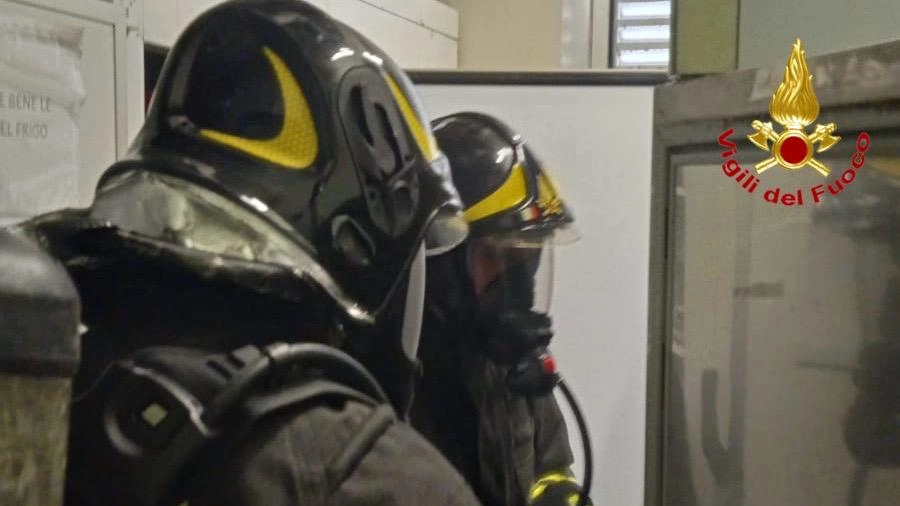 Gli specialisti dei vigili del fuoco in azione al Politecnico Gli specialisti dei vigili del fuoco in azione al Politecnico