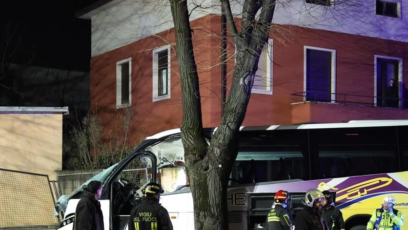 I vigili del fuoco e i soccorritori intervenuti in via Orzinuovi a Brescia Due