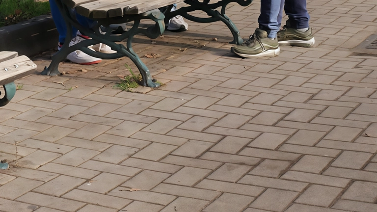 I ragazzi ripuliscono e pitturano le panchine di piazza della Pace Un messaggio sociale I ragazzi ripuliscono e pitturano le panchine di piazza della Pace Un messaggio sociale
