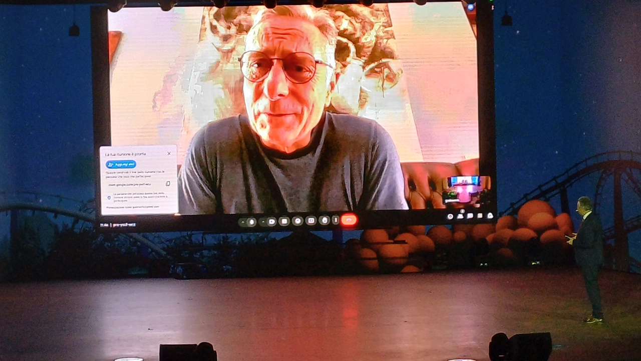 Paolo Bonolis in collegamento col Gardaland Theatre per la riapertura della stagione: tra le 5 novità uno spettacolo dedicato alla trasmissione tv Bim Bum Bam che l'aveva lanciato