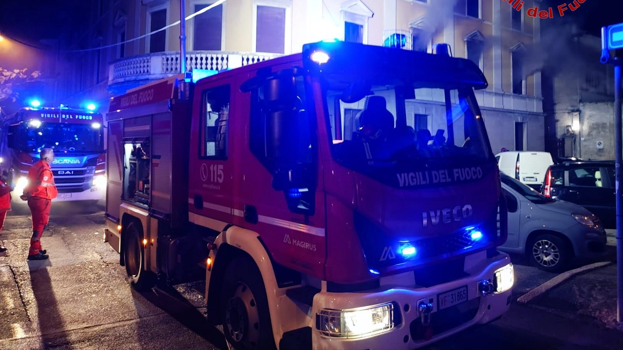 Busto Arsizio, l'intervento dei vigili del fuoco in via San Michele Busto Arsizio, l'intervento dei vigili del fuoco in via San Michele