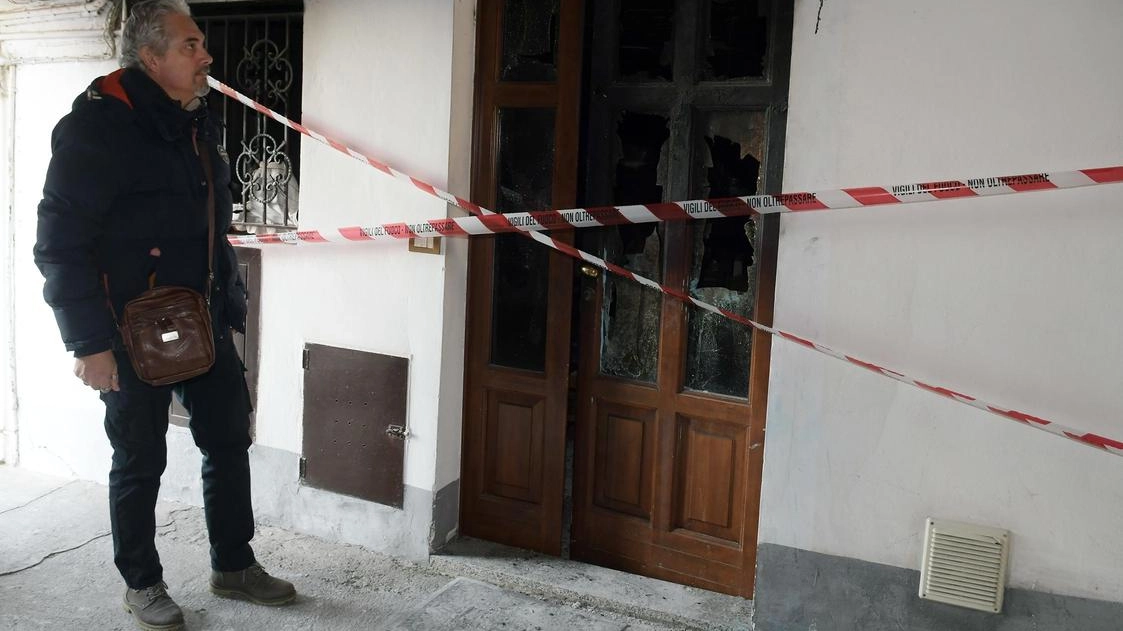 L’ingresso dell’appartamento in via IV Novembre dove è scoppiato l’incendio che ha causato la morte di un 89enne L’ingresso dell’appartamento in via IV Novembre dove è scoppiato l’incendio che ha causato la morte di un 89enne