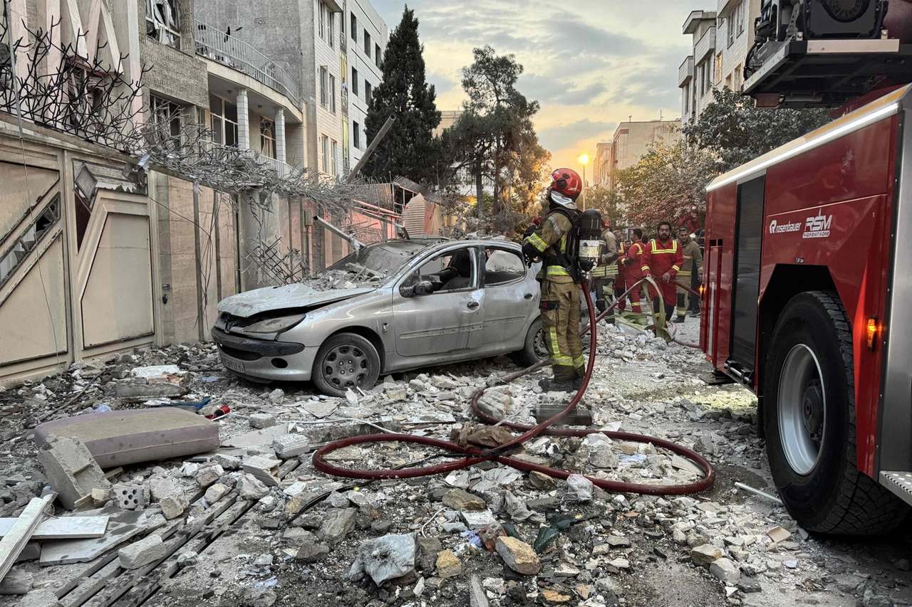 Uno scorcio di Teheran dopo i raid di Israele (Ansa)