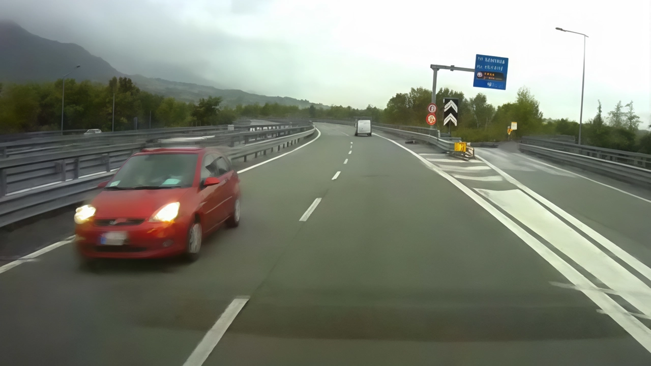Un’auto ripresa dalle telecamere mentre sfreccia contromano sulla Statale Anas ha previsto una segnaletica diversa: divieto e alt più evidenti vicino alle rampe di uscita della Statale 36 nel tratto tra Colico e Lecco
