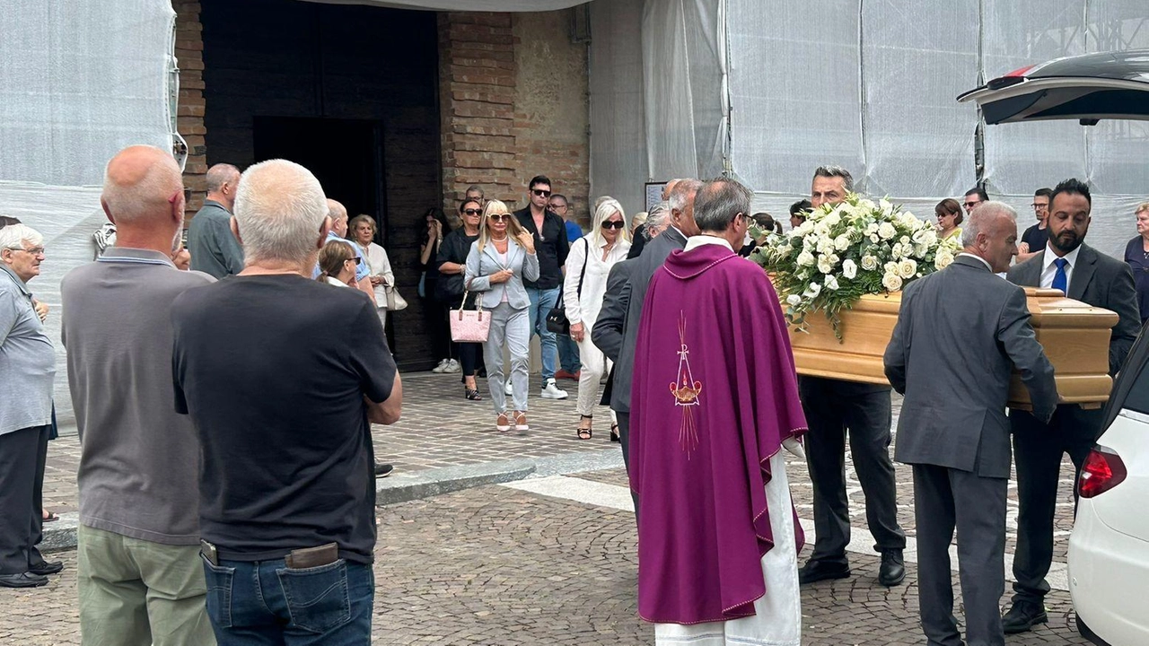 Il giovane pittore Edoardo Erfini viene salutato con commozione durante la sua messa funebre a Ombriano. La zia Angela lo ricorda con dolci parole e l'addio della famiglia è struggente. Il giovane pittore Edoardo Erfini viene salutato con commozione durante la sua messa funebre a Ombriano. La zia Angela lo ricorda con dolci parole e l'addio della famiglia è struggente.