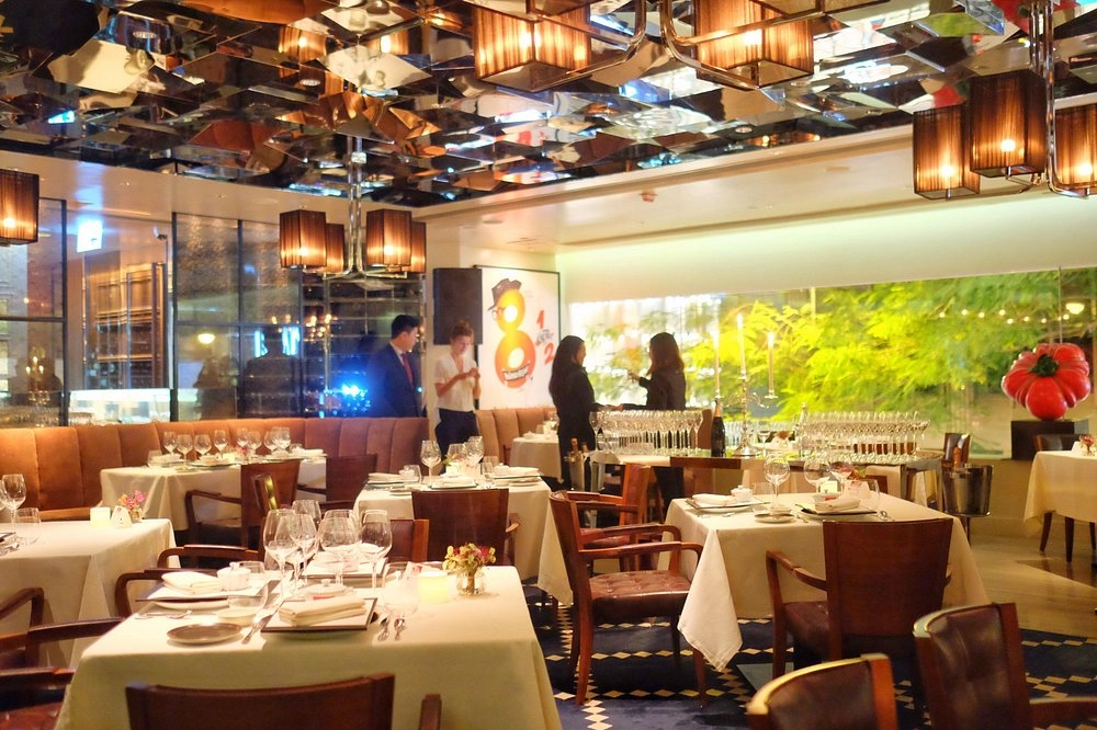 Il ristorante di Umberto Bombana (classe 1963), nel cuore di Hong Kong, può vantare tre stelle Michelin