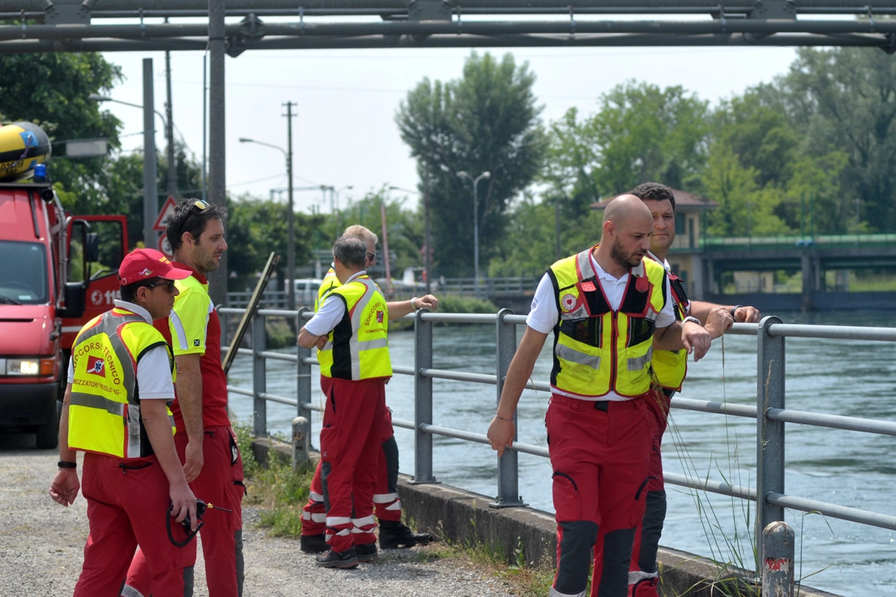 I soccorritori lungo il canale