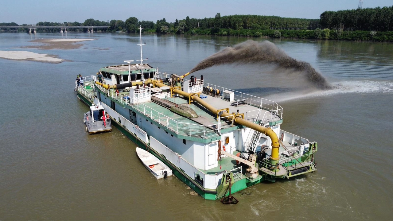 Nave spazzino sul fiume Po Nave spazzino sul fiume Po