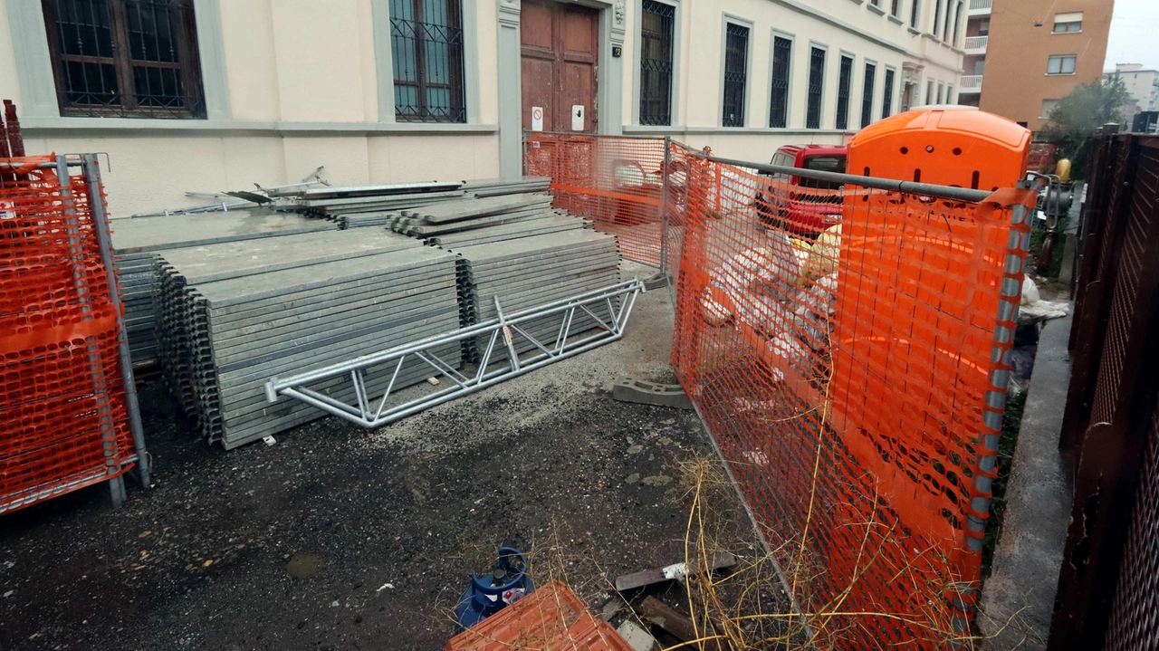 Ponteggi da smontare in via Tabacchi, dove ha sede anche l’istituto Gonzaga. La ristrutturazione si ferma al 60%. I soldi ci sono, l’incognita è il tempo perso. Ponteggi da smontare in via Tabacchi, dove ha sede anche l’istituto Gonzaga. La ristrutturazione si ferma al 60%. I soldi ci sono, l’incognita è il tempo perso.
