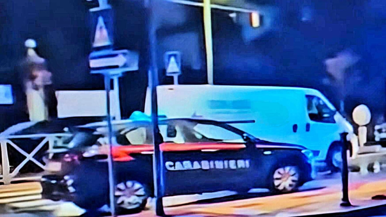 I carabinieri intervenuti subito dopo l’aggressione alla fermata del bus I carabinieri intervenuti subito dopo l’aggressione alla fermata del bus