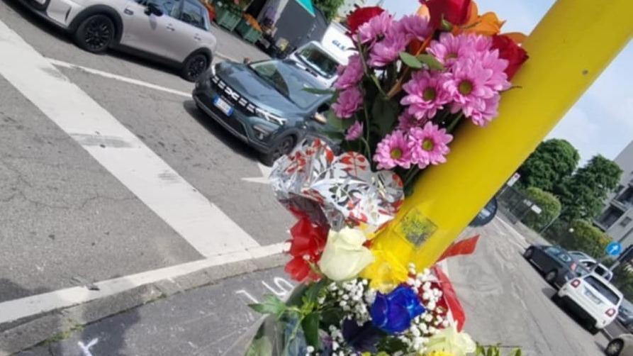 Le lacrime degli amici di Momo. Fiori e messaggi appesi al semaforo: "Solo dolore. Nessun colpevole" Le lacrime degli amici di Momo. Fiori e messaggi appesi al semaforo: "Solo dolore. Nessun colpevole"