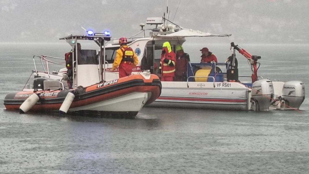 I vigili del fuoco che manovrano il Rov dalla barca di appoggio I vigili del fuoco che manovrano il Rov dalla barca di appoggio