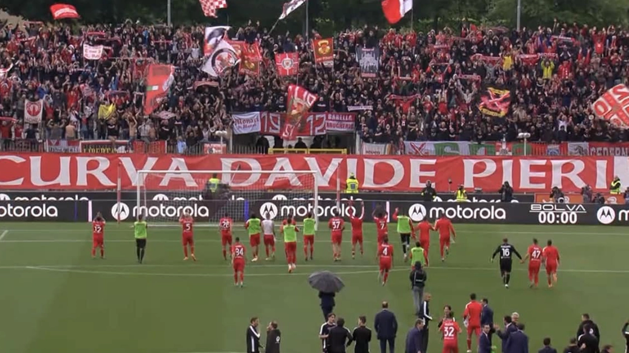 I fedelissimi del Monza, l’assessora Viviana Guidetti e l’arena del volley I fedelissimi del Monza, l’assessora Viviana Guidetti e l’arena del volley
