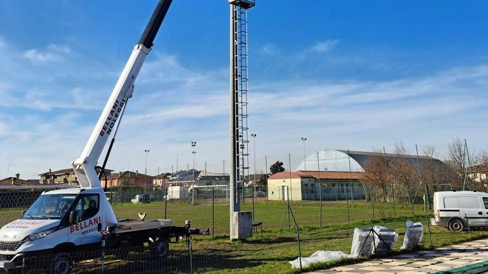 Il centro sportivo di via Fermi avrà un nuovo impianto di illuminazione a risparmio energetico ed economico Il centro sportivo di via Fermi avrà un nuovo impianto di illuminazione a risparmio energetico ed economico