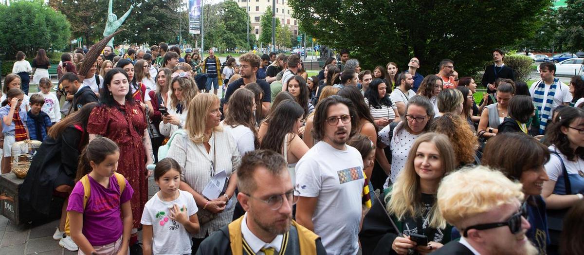 Il Nazionale diventa Hogwarts. Tutti in coda per Harry Potter Il Nazionale diventa Hogwarts. Tutti in coda per Harry Potter