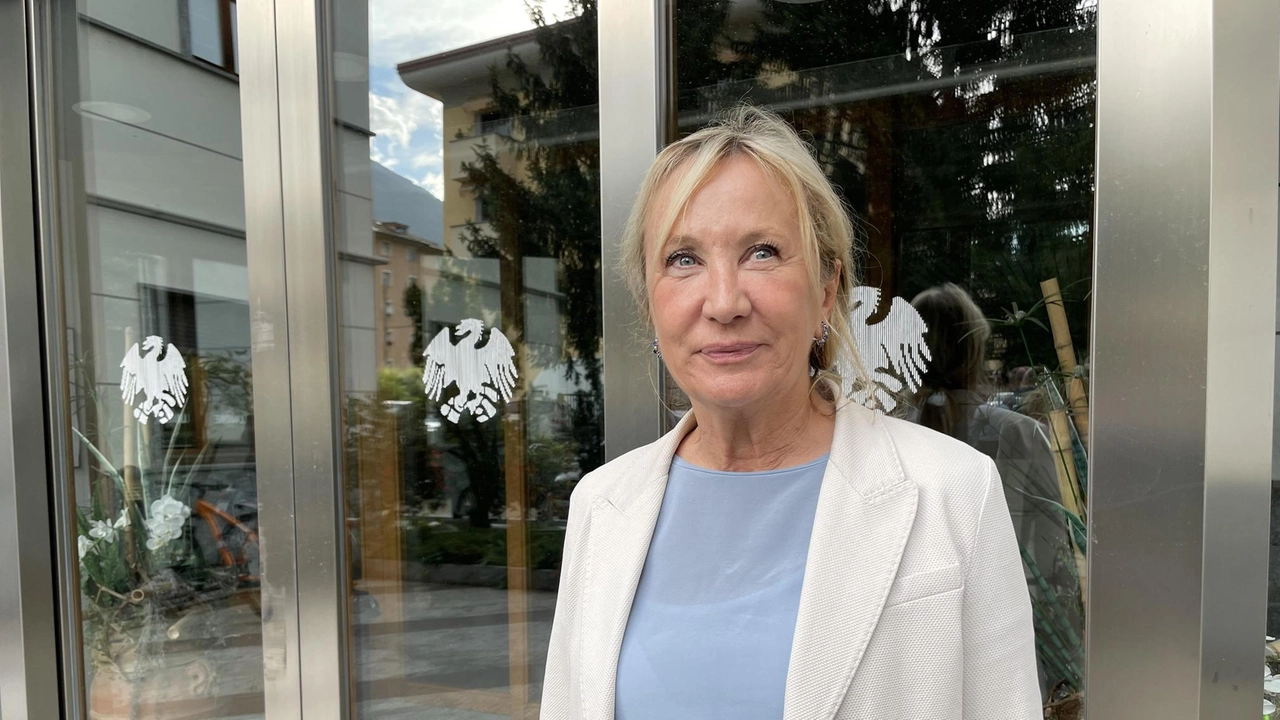 La presidente Loretta Credaro guida l’Unione del Commercio del Turismo e dei Servizi della provincia di Sondrio La presidente Loretta Credaro guida l’Unione del Commercio del Turismo e dei Servizi della provincia di Sondrio