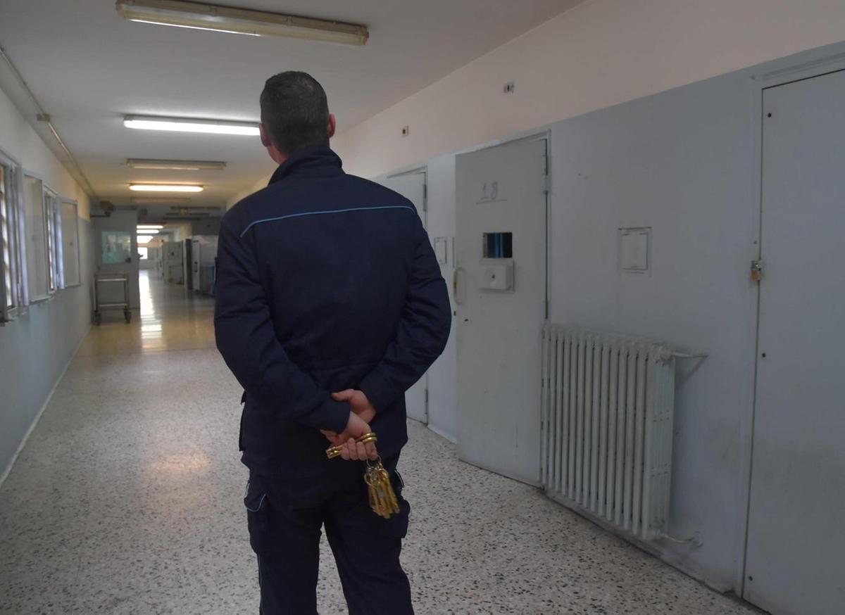 Perseguita per mesi una commessa. Finisce dietro le sbarre Perseguita per mesi una commessa. Finisce dietro le sbarre