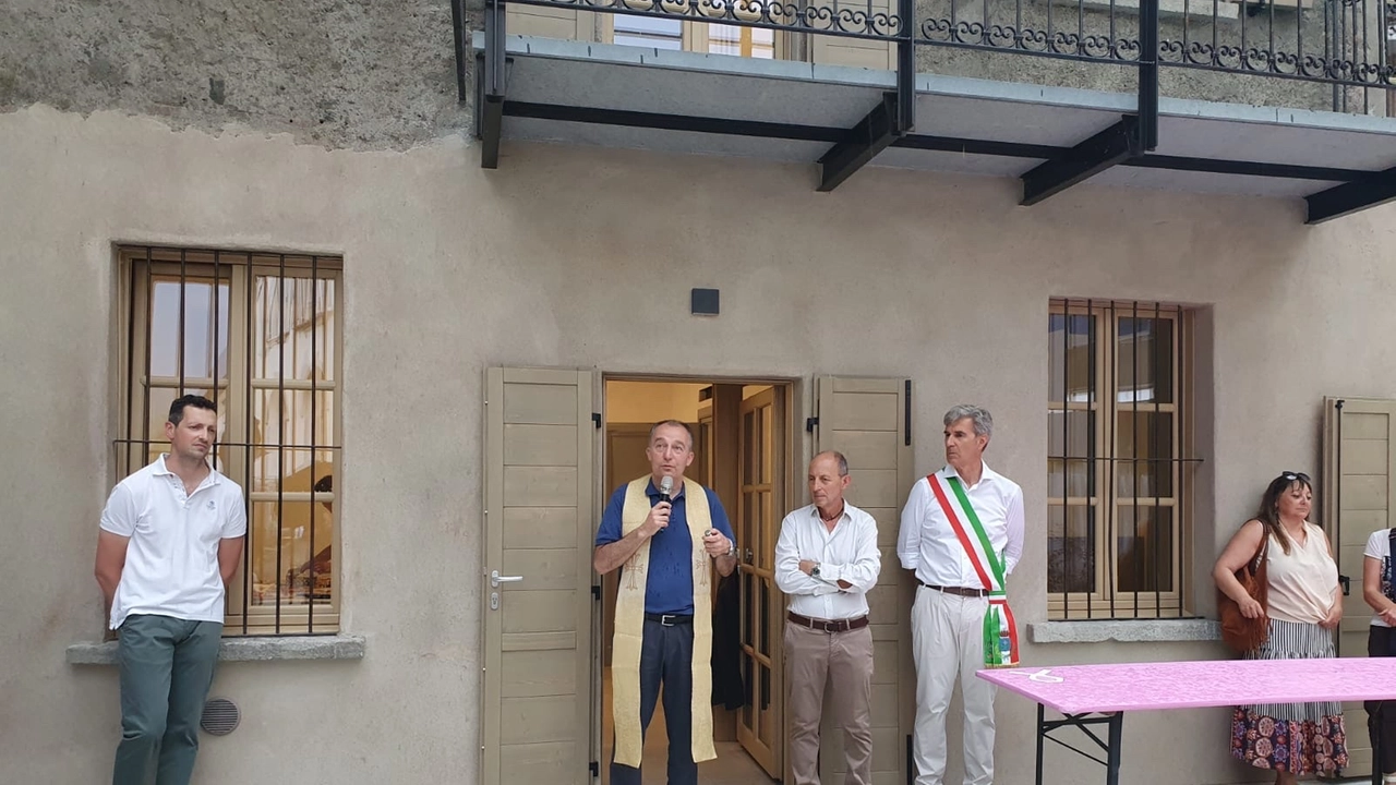 Il simbolico taglio del nastro della struttura che offrirà un alloggio a chi vive situazioni di bisogno temporaneo Il simbolico taglio del nastro della struttura che offrirà un alloggio a chi vive situazioni di bisogno temporaneo