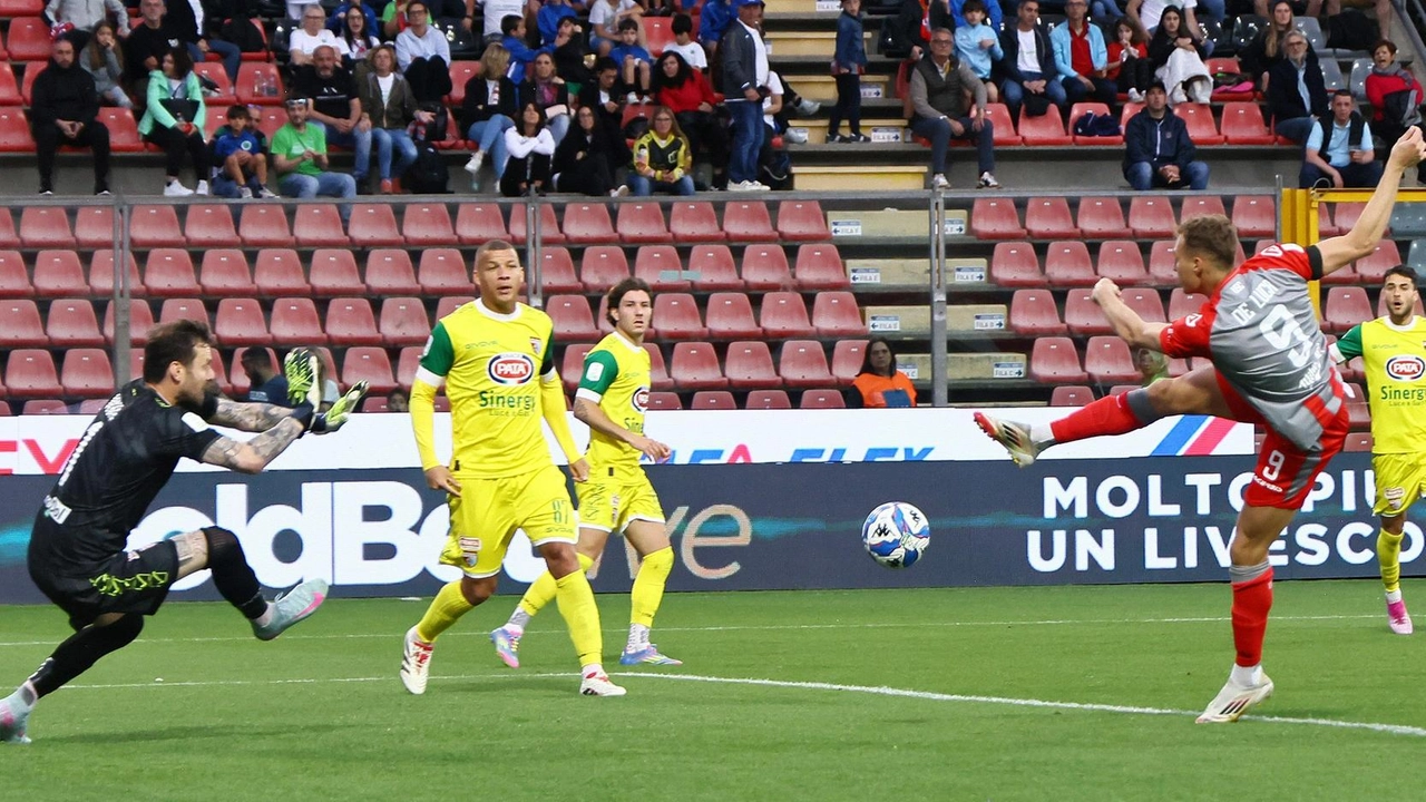 La Cremonese domina il derby contro il Mantova con un secondo tempo travolgente, consolidando il quarto posto.
