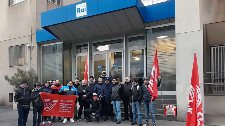 I lavoratori si sono riuniti in presidio davanti alla sede Rai in corso Sempione e chiedono l’apertura di un tavolo I lavoratori si sono riuniti in presidio davanti alla sede Rai in corso Sempione e chiedono l’apertura di un tavolo