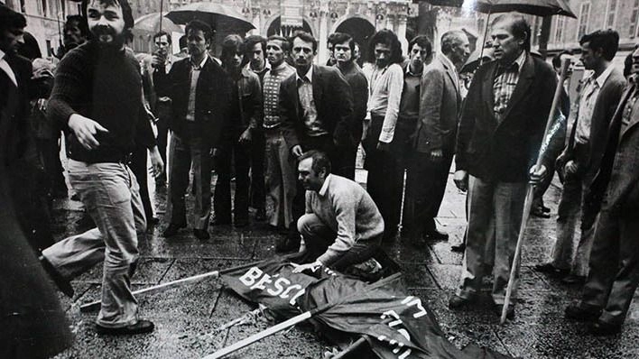 Uno degli scatti più iconici della strage della Loggia a Brescia del 28 maggio 1974