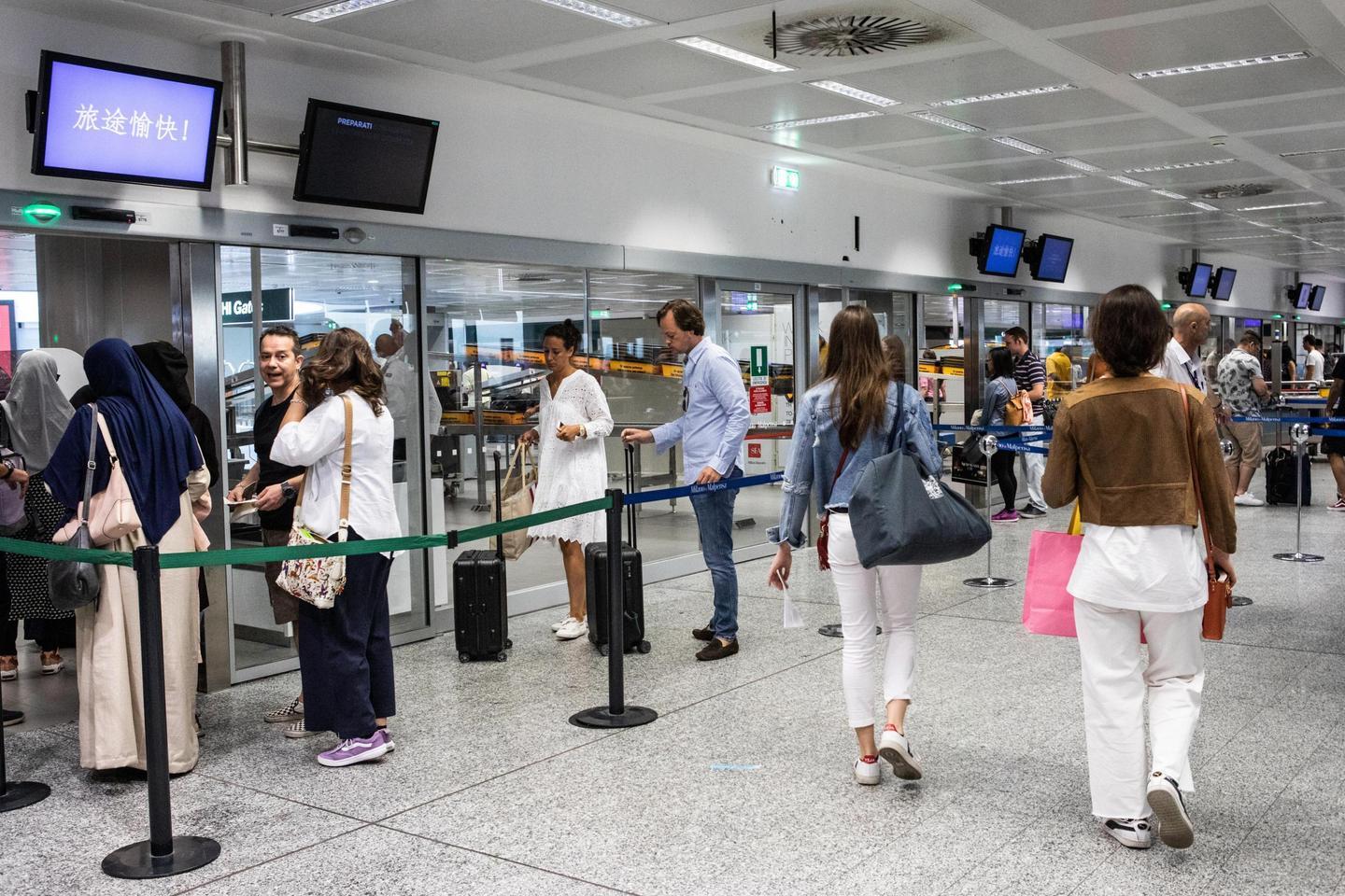 Sgominata banda di finti viaggiatori che razziava bagagli all’aeroporto di Malpensa: ecco la tecnica usata Sgominata banda di finti viaggiatori che razziava bagagli all’aeroporto di Malpensa: ecco la tecnica usata