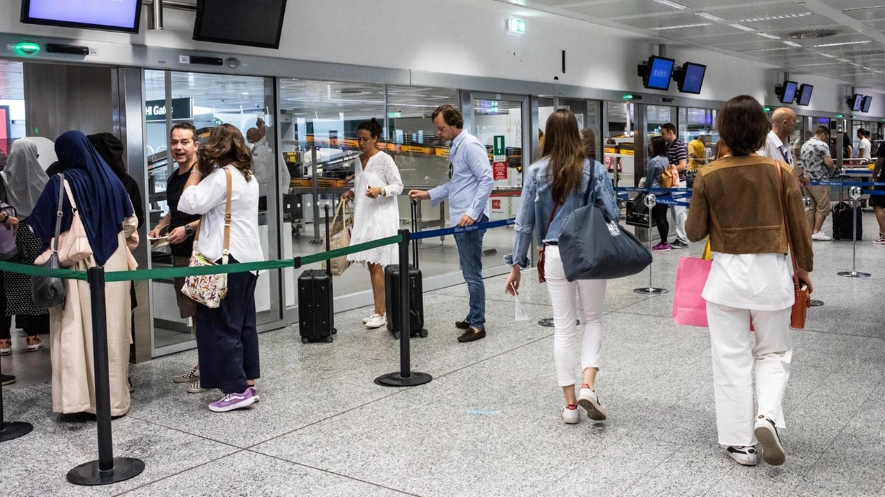 Appena messo a segno il furto, i malviventi si dileguavano dall’aeroporto utilizzando taxi, treni o autobus