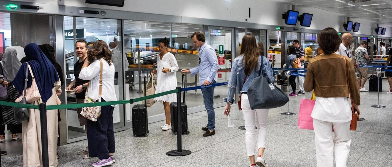 Sgominata banda di finti viaggiatori che razziava bagagli all’aeroporto di Malpensa: ecco la tecnica usata
