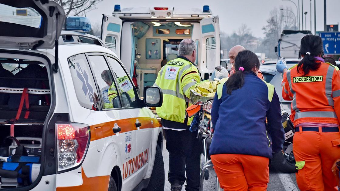 tragedia a brugherio auto si schianta contro il guard rail ragazzo di 20 anni muore sul colpo