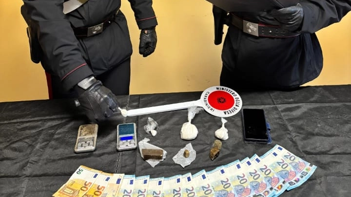 A casa del ragazzo denaro, telefonini e soprattutto tanta droga A casa del ragazzo denaro, telefonini e soprattutto tanta droga