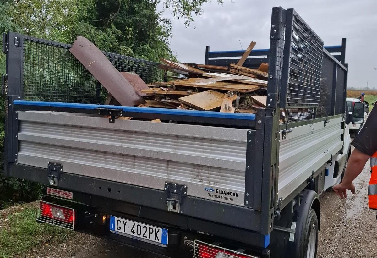 Fossato colmo di rifiuti: "Basta gesti incivili" Fossato colmo di rifiuti: "Basta gesti incivili"